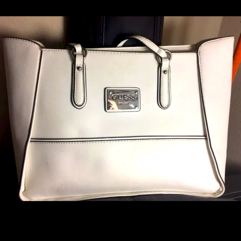 Beautiful white Guess purse. Medium size. Like new.